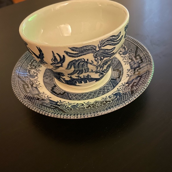 Beautiful Churchill Willow Pattern Teacup and saucer - Picture 4 of 7
